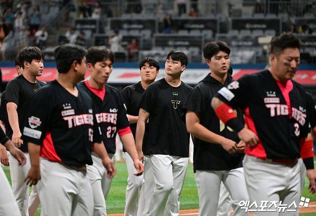 24일 오후 서울 구로구 고척스카이돔에서 열린 '2025 신한 SOL Bank KBO리그' KIA 타이거즈와 키움 히어로즈의 경기, 키움이 임지열의 결승 스리런포에 힘입어 KIA에 9:6으로 승리했다. 경기종료 후 KIA 선수들이 그라운드를 빠져나오고 있다. 엑스포츠뉴스 DB