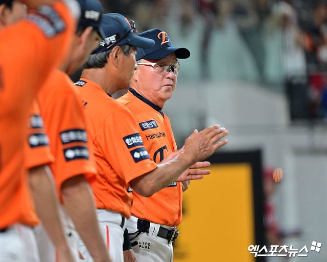 23일 오후 대전 한화생명 볼파크에서 열린 '2025 신한 SOL Bank KBO리그' SSG 랜더스와 한화 이글스의 경기, 한화가 SSG에 5:0으로 승리하며 6연패에서 탈출했다. 이날 경기에서 승리한 한화 김경문 감독이 선수단을 바라보고 있다. 엑스포츠뉴스 DB