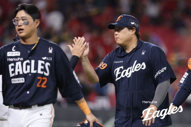 한화 이글스 류현진은 17일 광주-KIA챔피언스필드에서 열린 2025 신한 SOL Bank KBO리그 KIA 타이거즈와의 시즌 15차전에 선발 등판해 5이닝 7피안타(1피홈런) 1사사구 8탈삼진 2실점으로 시즌 9승을 달성, 개인 3연승을 질주했다. 한화 이글스