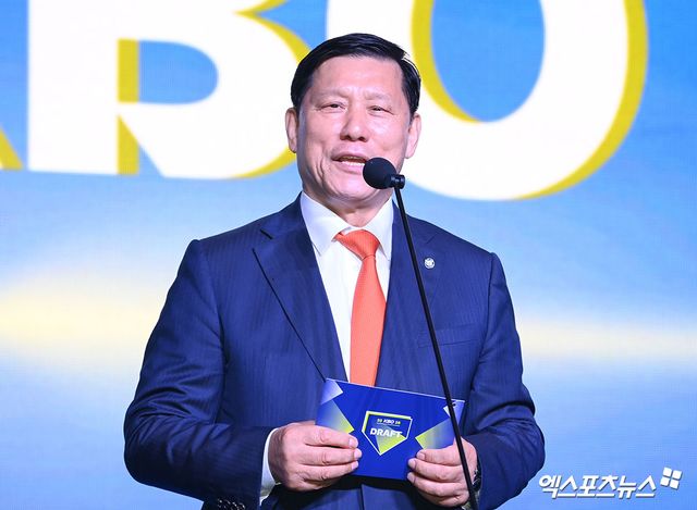 17일 오후 서울 송파구 롯데호텔 월드에서 열린 '2026 KBO 신인 드래프트'에 참석한 허구연 총재가 인사말을 전하고 있다. 엑스포츠뉴스 잠실, 고아라 기자