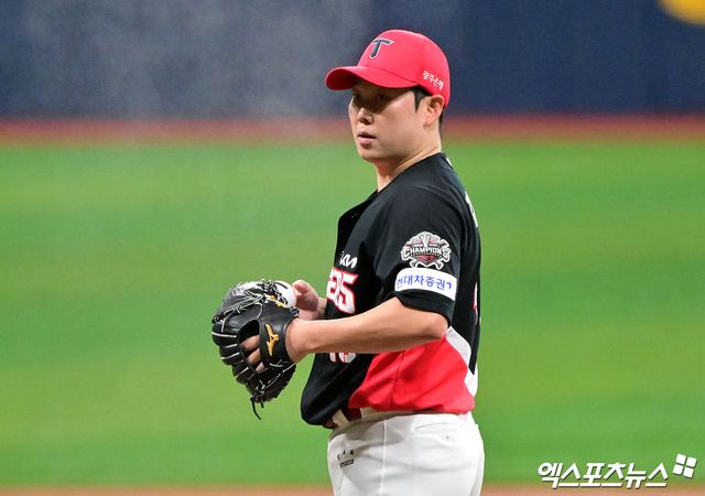 26일 오후 서울 구로구 고척스카이돔에서 열린 '2025 신한 SOL Bank KBO리그' KIA 타이거즈와 키움 히어로즈의 경기, 1회말 KIA 선발투수 김건국이 공을 힘차게 던지고 있다. 엑스포츠뉴스 DB