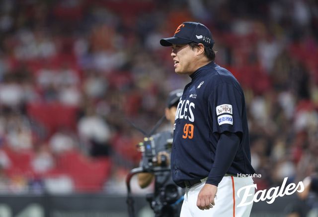 17일 오후 광주-KIA챔피언스필드에서 열린 '2025 신한 SOL Bank KBO리그' 한화 이글스와 KIA 타이거즈의 경기, 한화가 6:2로 승리했다. 선발 류현진은 5이닝 7피안타(1피홈런) 1사사구 8탈삼진 2실점을 기록하면서 시즌 9승째를 올렸다. 한화 이글스