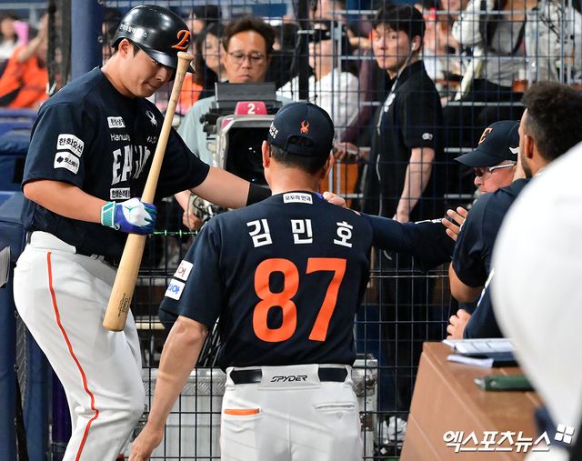 4일 오후 서울 구로구 고척스카이돔에서 열린 '2025 신한 SOL Bank KBO리그' 한화 이글스와 키움 히어로즈의 경기, 9회초 1사 한화 노시환이 솔로 홈런을 날린 후 김경문 감독과 하이파이브를 하고 있다. 엑스포츠뉴스 DB