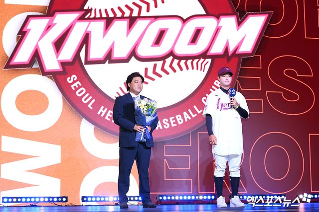 17일 오후 서울 송파구 롯데호텔 월드에서 열린 '2026 KBO 신인 드래프트'에 참석한 키움 히어로즈에서 박준현(천안북일고)이 전체 1순위로 지명된 뒤 기념 촬영을 하고 있다. 엑스포츠뉴스 잠실, 고아라 기자
