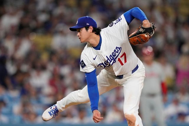 LA 다저스 오타니 쇼헤이가 17일 미국 캘리포니아주 로스앤젤레스의 다저스타디움에서 열린 2025 MLB 필라델피아 필리스와의 홈경기에 1번타자 겸 선발투수로 나왔다. 투수로 5이닝 무피안타 1볼넷 5탈삼진 무실점을 기록했고, 타석에서는 5타수 2안타(1홈런) 1타점 1득점을 올렸다. AP 연합뉴스