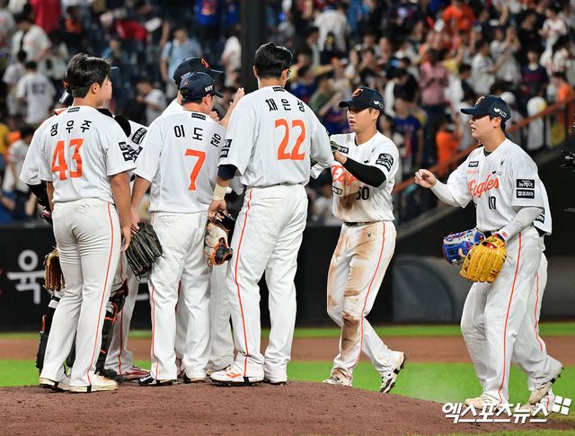 13일 오후 대전 한화생명 볼파크에서 열린 '2025 신한 SOL Bank KBO리그' 롯데 자이언츠와 한화 이글스의 경기, 한화가 2회에만 5점을 뽑아내며 롯데에 6:0 승리를 거뒀다. 이날 경기에서 승리한 한화 선수들이 기뻐하고 있다. 엑스포츠뉴스 DB