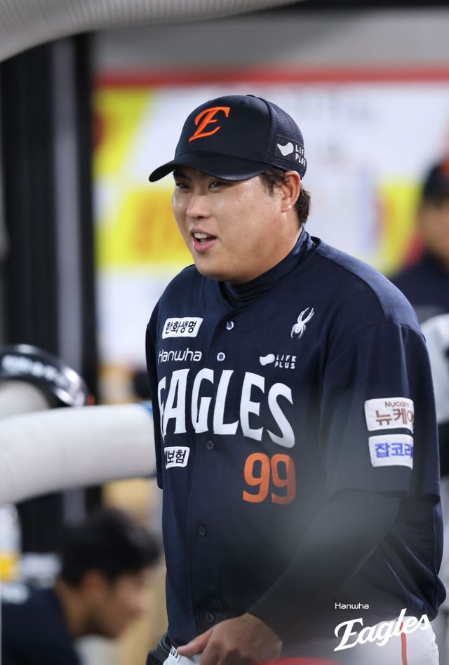 17일 오후 광주-KIA챔피언스필드에서 열린 '2025 신한 SOL Bank KBO리그' 한화 이글스와 KIA 타이거즈의 경기, 한화가 6:2로 승리했다. 선발 류현진은 5이닝 7피안타(1피홈런) 1사사구 8탈삼진 2실점을 기록하면서 시즌 9승째를 올렸다. 한화 이글스