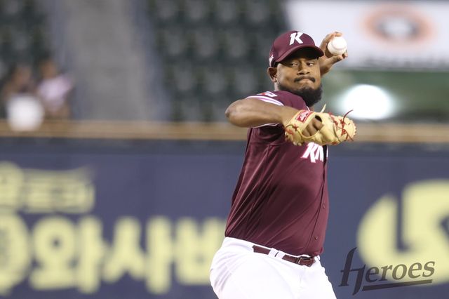 키움 히어로즈 외국인 투수 크리스토퍼 메르세데스는 17일 서울 잠실야구장에서 열린 2025 신한 SOL Bank KBO리그 두산 베어스와 원정경기에 선발 등판, 7이닝 5피안타(1피홈런) 무사사구 6탈삼진 1실점을 기록하고 시즌 3번째 승리를 따냈다. 엑스포츠뉴스 잠실, 김유민 기자