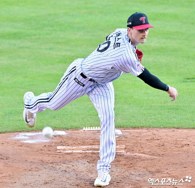 30일 오후 서울 송파구 잠실야구장에서 열린 '2025 신한 SOL Bank KBO리그' 키움 히어로즈와 LG 트윈스의 경기, 2회초 LG 톨허스트가 공을 힘차게 던지고 있다. 엑스포츠뉴스 DB