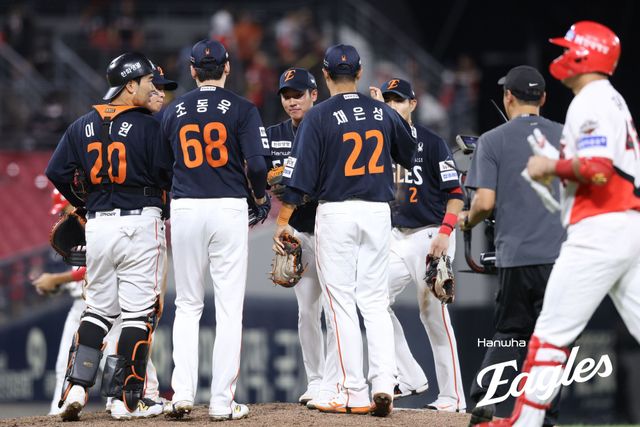 17일 오후 광주-KIA챔피언스필드에서 열린 '2025 신한 SOL Bank KBO리그' 한화 이글스와 KIA 타이거즈의 경기, 한화가 6:2로 승리했다. 선발 류현진은 5이닝 7피안타(1피홈런) 1사사구 8탈삼진 2실점을 기록하면서 시즌 9승째를 올렸다. 한화 이글스