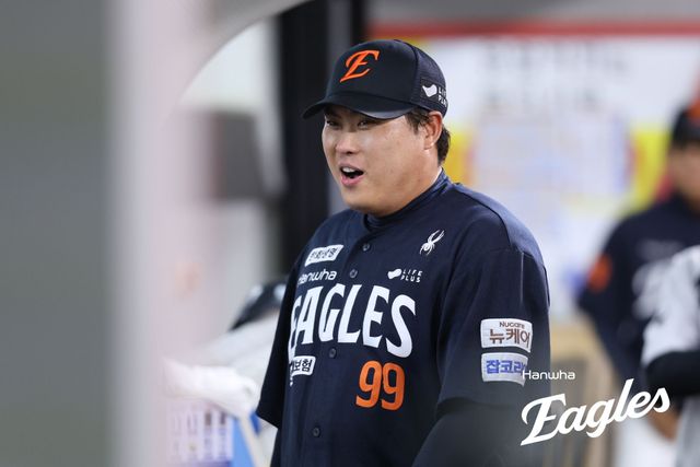 한화 이글스 류현진은 17일 광주-KIA챔피언스필드에서 열린 2025 신한 SOL Bank KBO리그 KIA 타이거즈와의 시즌 15차전에 선발 등판해 5이닝 7피안타(1피홈런) 1사사구 8탈삼진 2실점으로 시즌 9승을 달성, 개인 3연승을 질주했다. 한화 이글스