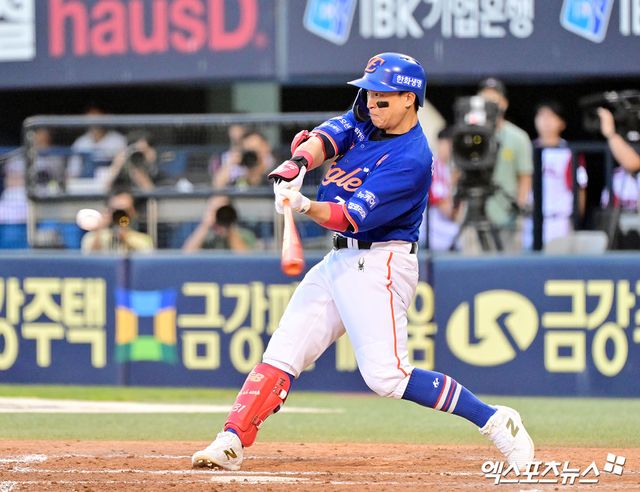 10일 오후 서울 송파구 잠실야구장에서 열리는 '2025 신한 SOL Bank KBO리그' 한화 이글스와 LG 트윈스의 경기, 5회초 1사 2루 한화 손아섭이 1타점 2루타를 날리고 있다. 엑스포츠뉴스 DB