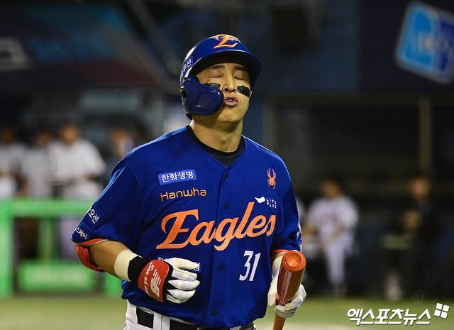 8일 오후 서울 송파구 잠실야구장에서 열린 '2025 신한 SOL Bank KBO리그' 한화 이글스와 LG 트윈스의 경기, 10회초 1사 한화 손아섭이 헛스윙 삼진 아웃으로 물러나며 아쉬워하고 있다. 엑스포츠뉴스 DB