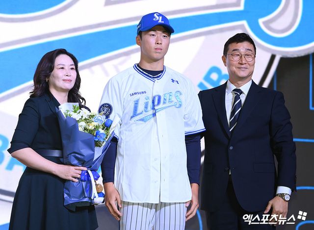 서울고 투수 이호범(가운데)이 17일 서울 롯데호텔 월드 크리스털 볼룸에서 열린 2026 KBO 신인 드래프트에서 1라운드, 전체 9순위로 삼성 라이온즈에 지명된 뒤 이종열(오른쪽) 삼성 단장, 어머니와 기념 촬영을 진행했다. 사진 고아라 기자