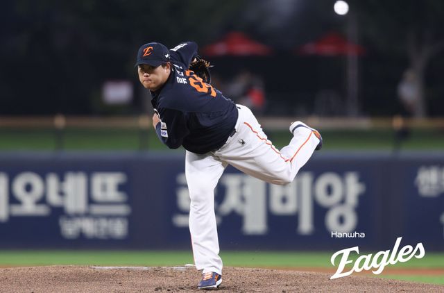 한화 이글스 류현진은 17일 광주-KIA챔피언스필드에서 열린 2025 신한 SOL Bank KBO리그 KIA 타이거즈와의 시즌 15차전에 선발 등판해 5이닝 7피안타(1피홈런) 1사사구 8탈삼진 2실점으로 시즌 9승을 달성, 개인 3연승을 질주했다. 한화 이글스