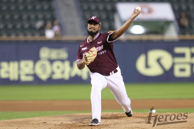 키움 히어로즈 외국인 투수 크리스토퍼 메르세데스는 17일 서울 잠실야구장에서 열린 2025 신한 SOL Bank KBO리그 두산 베어스와 원정경기에 선발 등판, 7이닝 5피안타(1피홈런) 무사사구 6탈삼진 1실점을 기록하고 시즌 3번째 승리를 따냈다. 엑스포츠뉴스 잠실, 김유민 기자