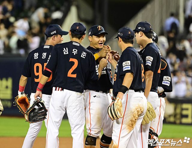 22일 오후 서울 송파구 잠실야구장에서 열린 '2025 신한 SOL Bank KBO리그' 한화 이글스와 두산 베어스의 경기, 한화가 선발투수 문동주의 6이닝 무실점 호투에 힘입어 2:1의 스코어로 승리하며 구단 최초 단일 시즌 두 차례 10연승을 달성했다. 경기 종료 후 한화 최재훈 김서현 배터리가 승리의 기쁨을 나누고 있다. 엑스포츠뉴스 DB