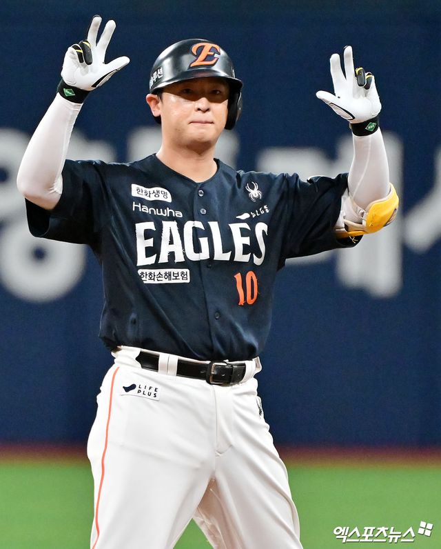 4일 오후 서울 구로구 고척스카이돔에서 열린 '2025 신한 SOL Bank KBO리그' 한화 이글스와 키움 히어로즈의 경기, 4회초 2사 1루 한화 이진영이 2루타를 날리고 있다. 엑스포츠뉴스 DB