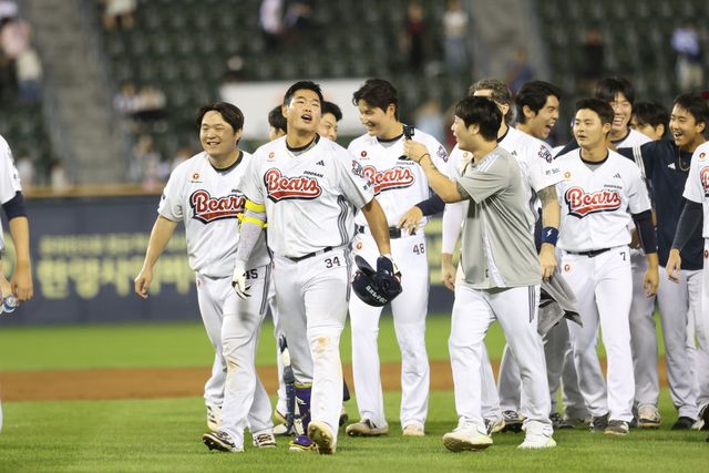 18일 서울 잠실야구장에서 열린 2025 신한 SOL Bank KBO리그 키움 히어로즈와 두산 베어스 간의 맞대결. 2-2 동점으로 맞선 9회말 대타 홍성호가 끝내기 적시타를 때려내며 경기에 마침표를 찍었다. 두산 베어스