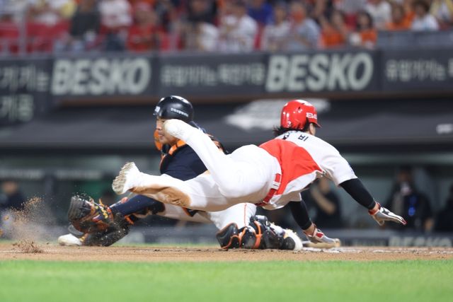 18일 오후 광주-KIA챔피언스필드에서 열린 '2025 신한 SOL Bank KBO리그' 한화 이글스와 KIA 타이거즈의 경기, 6회말 1사 1, 3루 KIA 패트릭 위즈덤의 2루수 희생플라이 때 3루주자 김선빈이 홈으로 달려들고 있다. KIA 타이거즈