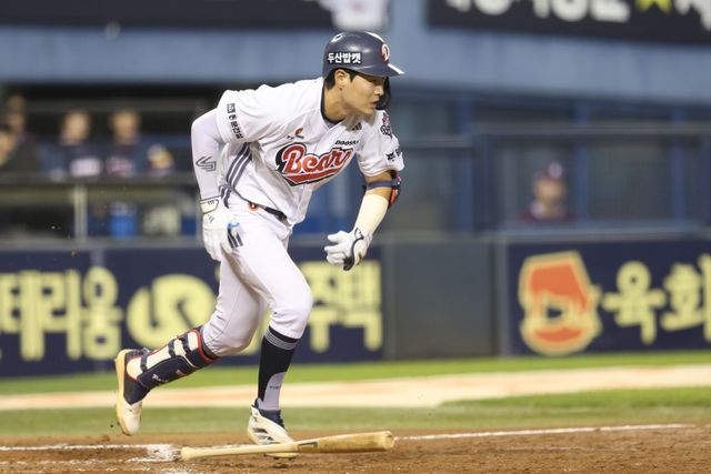 18일 서울 잠실야구장에서 열린 2025 신한 SOL Bank KBO리그 키움 히어로즈와 두산 베어스 간의 맞대결. 두산 박지훈이 팀이 1-2로 뒤진 8회말 대타로 나서 동점 적시타를 때려냈다. 두산 베어스