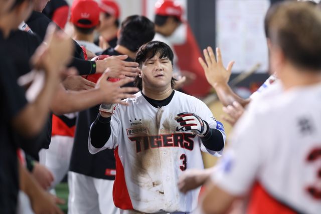 18일 오후 광주-KIA챔피언스필드에서 열린 '2025 신한 SOL Bank KBO리그' 한화 이글스와 KIA 타이거즈의 경기, 6회말 1사 1, 3루 KIA 패트릭 위즈덤의 2루수 희생플라이 때 3루주자 김선빈이 득점한 뒤 동료들과 기쁨을 나누고 있다. KIA 타이거즈