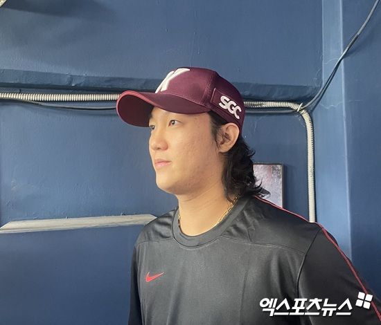 18일 서울 잠실야구장에서 열리는 2025 신한 SOL Bank KBO리그 두산 베어스와 원정경기를 앞두고 1군 엔트리에 등록된 키움 히어로즈 안우진이 취재진과 인터뷰에 응하고 있다. 엑스포츠뉴스 잠실, 김유민 기자