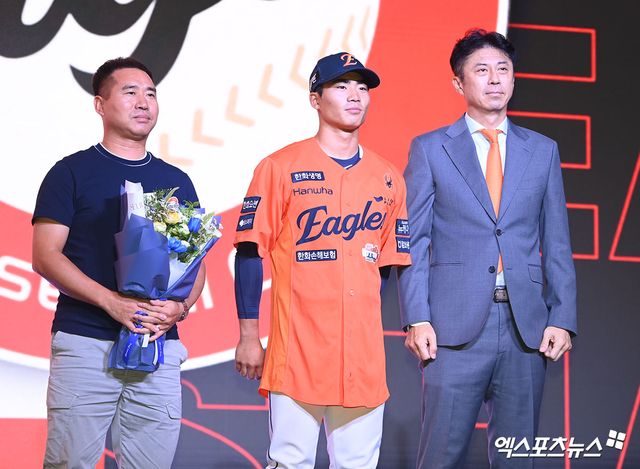 17일 오후 서울 송파구 롯데호텔 월드에서 열린 '2026 KBO 신인 드래프트'에 참석한 한화 이글스에서 1라운드 3순위 오재원(유신고)이 지명된 뒤 기념 촬영을 하고 있다. 잠실, 고아라 기자