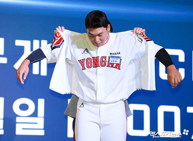 17일 오후 서울 송파구 롯데호텔 월드에서 열린 '2026 KBO 신인 드래프트'에 참석한 두산 베어스에서 김주오(마산용마고)가 1라운드 7순위로 지명된 뒤 유니폼을 착용하고 있다. 엑스포츠뉴스 DB