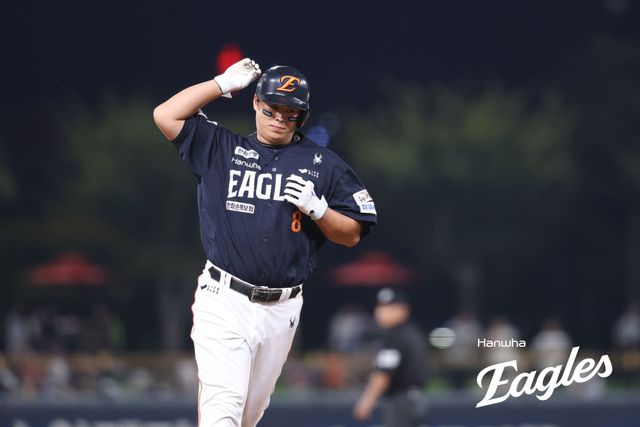 18일 오후 광주-KIA챔피언스필드에서 열린 '2025 신한 SOL Bank KBO리그' 한화 이글스와 KIA 타이거즈의 경기, 4회초 2사 한화 노시환이 1점 홈런을 날린 뒤 그라운드를 돌고 있다. 한화 이글스