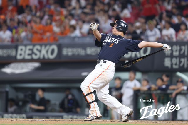 18일 오후 광주-KIA챔피언스필드에서 열린 '2025 신한 SOL Bank KBO리그' 한화 이글스와 KIA 타이거즈의 경기, 4회초 2사 한화 노시환이 1점 홈런을 날리고 있다. 한화 이글스
