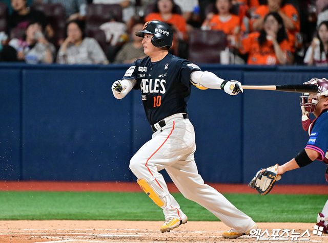 5일 오후 서울 구로구 고척스카이돔에서 열린 '2025 신한 SOL Bank KBO리그' 한화 이글스와 키움 히어로즈의 경기, 4회초 1사 1,3루 한화 이진영이 타격을 하고 있다. 엑스포츠뉴스 DB