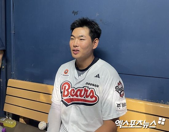 18일 서울 잠실야구장에서 열린 2025 신한 SOL Bank KBO리그 키움 히어로즈와 원정경기에서 9회말 대타 끝내기 적시타를 터트린 두산 베어스 홍성호가 경기 후 취재진과 인터뷰에 응하고 있다. 엑스포츠뉴스 잠실, 김유민 기자