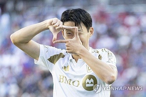 손흥민의 득점포가 3분 만에 불을 뿜었다. 레알 솔트레이크와의 원정 경기에 선발 출전한 손흥민이 전반 3분 선제골을 터트리며 소속팀 로스앤젤레스FC(LAFC)에 리드를 안겼다. 직전 경기였던 산호세 어스퀘이크전에서 경기 시작 52초 만에 벼락 같은 선제골을 뽑아냈던 손흥민은 두 경기 연속 득점에 성공했다. 사진 연합뉴스