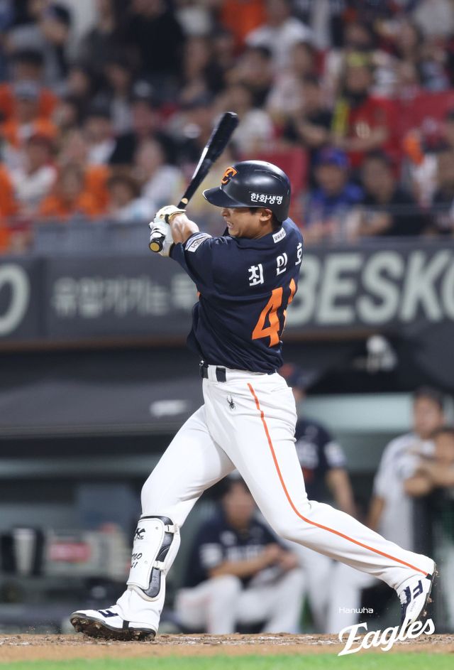 18일 오후 광주-KIA챔피언스필드에서 열린 '2025 신한 SOL Bank KBO리그' 한화 이글스와 KIA 타이거즈의 경기, 8회초 무사 1, 2루 한화 최인호가 1타점 적시타를 날리고 있다. 한화 이글스