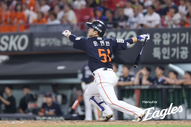 18일 오후 광주-KIA챔피언스필드에서 열린 '2025 신한 SOL Bank KBO리그' 한화 이글스와 KIA 타이거즈의 경기, 8회초 무사 만루 한화 문현빈이 1타점 희생플라이를 치고 있다. 한화 이글스