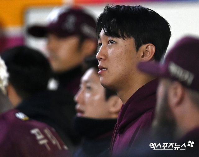 설종진 키우 히어로즈 감독대행은 18일 서울 잠실야구장에서 2025 신한 SOL Bank KBO리그 두산 베어스와 원정경기를 앞두고 취재진을 만나 안우진의 1군 등록이 다른 젊은 선수의 기회를 박탈한다는 일각의 우려에 "그 부분에 대해서는 저는 지장이 없다고 생각한다"고 정면 반박했다. 엑스포츠뉴스 DB