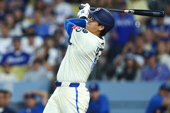 미국 메이저리그 LA 다저스의 오타니 쇼헤이가 18일(한국시간) 미국 캘리포니아주 로스앤젤레스의 다저스타디움에서 열린 2025 메이저리그 필라델피아 필리스와의 홈 경기에서 시즌 51호 홈런을 기록했다. 사진 연합뉴스