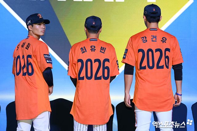 17일 오후 서울 송파구 롯데호텔 월드에서 열린 '2026 KBO 신인 드래프트'에 참석해 한화 이글스의 지명을 받은 오재원, 최유빈, 강건우가 유니폼을 입고 기념 촬영을 하고 있다. 잠실, 고아라 기자