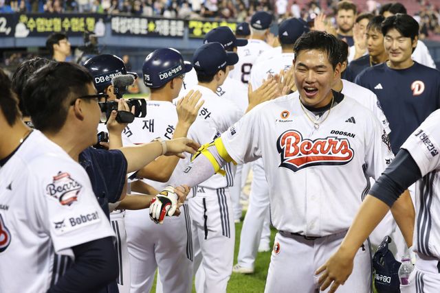 18일 서울 잠실야구장에서 열린 2025 신한 SOL Bank KBO리그 키움 히어로즈와 두산 베어스 간의 맞대결. 2-2 동점으로 맞선 9회말 대타 홍성호가 끝내기 적시타를 때려내며 경기에 마침표를 찍었다. 두산 베어스