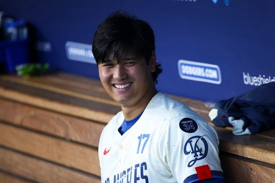 미국 메이저리그 LA 다저스의 오타니 쇼헤이가 18일(한국시간) 미국 캘리포니아주 로스앤젤레스의 다저스타디움에서 열린 2025 메이저리그 필라델피아 필리스와의 홈 경기에서 시즌 51호 홈런을 기록했다. 사진 연합뉴스