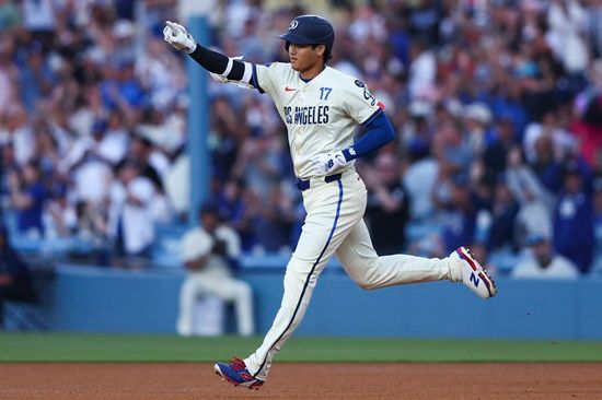 미국 메이저리그 LA 다저스의 오타니 쇼헤이가 18일(한국시간) 미국 캘리포니아주 로스앤젤레스의 다저스타디움에서 열린 2025 메이저리그 필라델피아 필리스와의 홈 경기에서 시즌 51호 홈런을 기록했다. 사진 연합뉴스