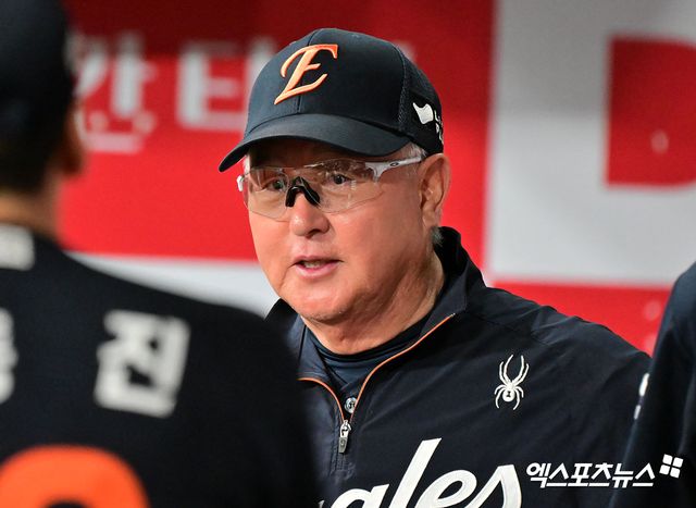 6일 오후 서울 구로구 고척스카이돔에서 열린 '2025 신한 SOL Bank KBO리그' 한화 이글스와 키움 히어로즈의 경기, 한화 김경문 감독이 코칭스태프들과 대화를 나누고 있다. 엑스포츠뉴스 DB