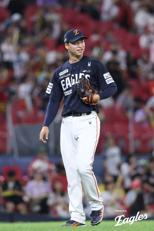 18일 오후 광주-KIA챔피언스필드에서 열린 '2025 신한 SOL Bank KBO리그' 한화 이글스와 KIA 타이거즈의 경기, 한화가 4:3으로 승리하면서 4연승을 달렸다. 한화 투수 엄상백은 1⅔이닝 1피안타 무사사구 1탈삼진 무실점을 기록했다. 한화 이글스