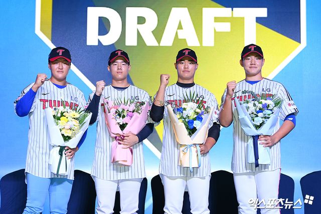 17일 오후 서울 송파구 롯데호텔 월드에서 열린 '2026 KBO 신인 드래프트'에 참석해 LG 트윈스의 지명을 받은 선수들이 유니폼을 입고 기념 촬영을 하고 있다. 엑스포츠뉴스 잠실, 고아라 기자