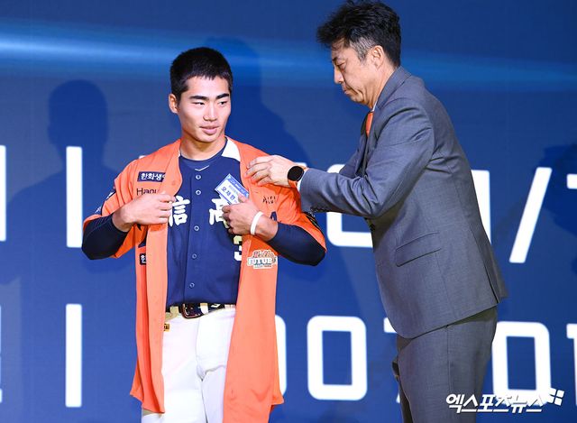 17일 오후 서울 송파구 롯데호텔 월드에서 열린 '2026 KBO 신인 드래프트'에 참석한 한화 이글스에서 1라운드 3순위 오재원(유신고)이 지명된 뒤 유니폼을 착용하고 있다. 잠실, 고아라 기자