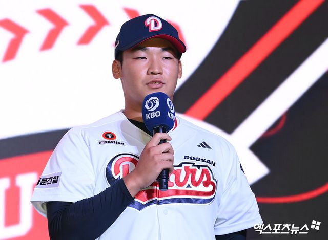 17일 오후 서울 송파구 롯데호텔 월드에서 열린 '2026 KBO 신인 드래프트'에 참석한 두산 베어스에서 김주오(마산용마고)가 1라운드 7순위에 지명된 뒤 소감을 전하고 있다. 엑스포츠뉴스 DB