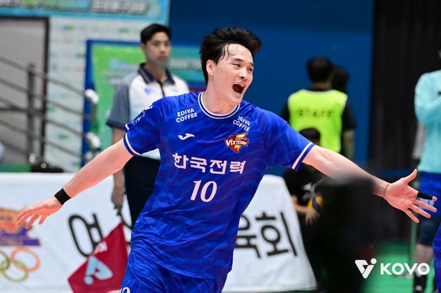 19일 오후 전라남도 여수 진남체육관에서 열린 '2025 여수·NH농협컵 프로배구대회' 남자부 준결승 OK저축은행과 한국전력의 경기, 한국전력 김정호가 득점 후 기뻐하고 있다. KOVO