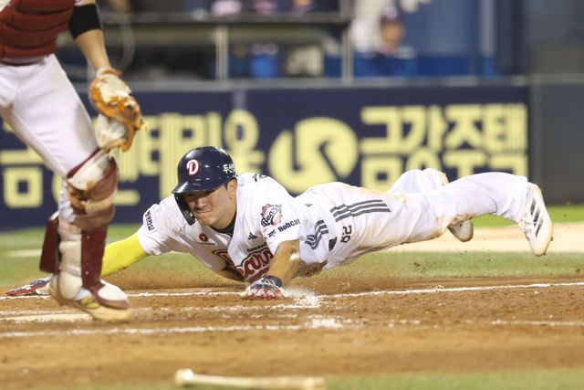 두산 베어스 안재석이 18일 서울 잠실야구장에서 열린 2025 신한 SOL Bank KBO리그 키움 히어로즈와 홈경기에 1번타자 겸 유격수로 선발 출전, 3타수 2안타(2루타 2) 2득점 1볼넷으로 활약하며 팀 승리에 기여했다. 이날 안재석은 팀의 3득점 중 2득점을 책임졌다. 두산 베어스