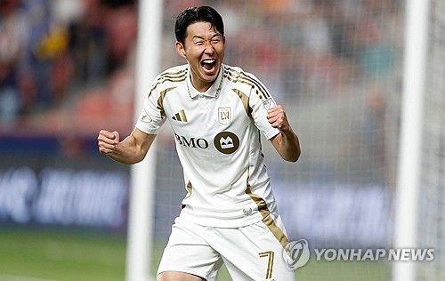 MLS 사무국이 19일(한국시간) 공식 홈페이지를 통해 오는 주말 열리는 2025시즌 리그 35라운드에 누가 진출하고 떨어질지 전망했다.&nbsp;LAFC가 1. LAFC가 레알 솔트레이크와의 경기에서 비기거나 산호세 어스퀘이크가 세인트 루이스에게 비기기만 해도 '아우디 2025 MLS 컵 플레이오프에 진출한다. 연합뉴스